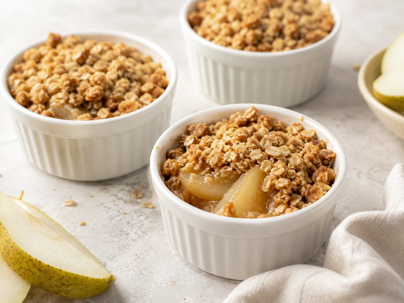 Crumble de pera y avena en porciones individuales